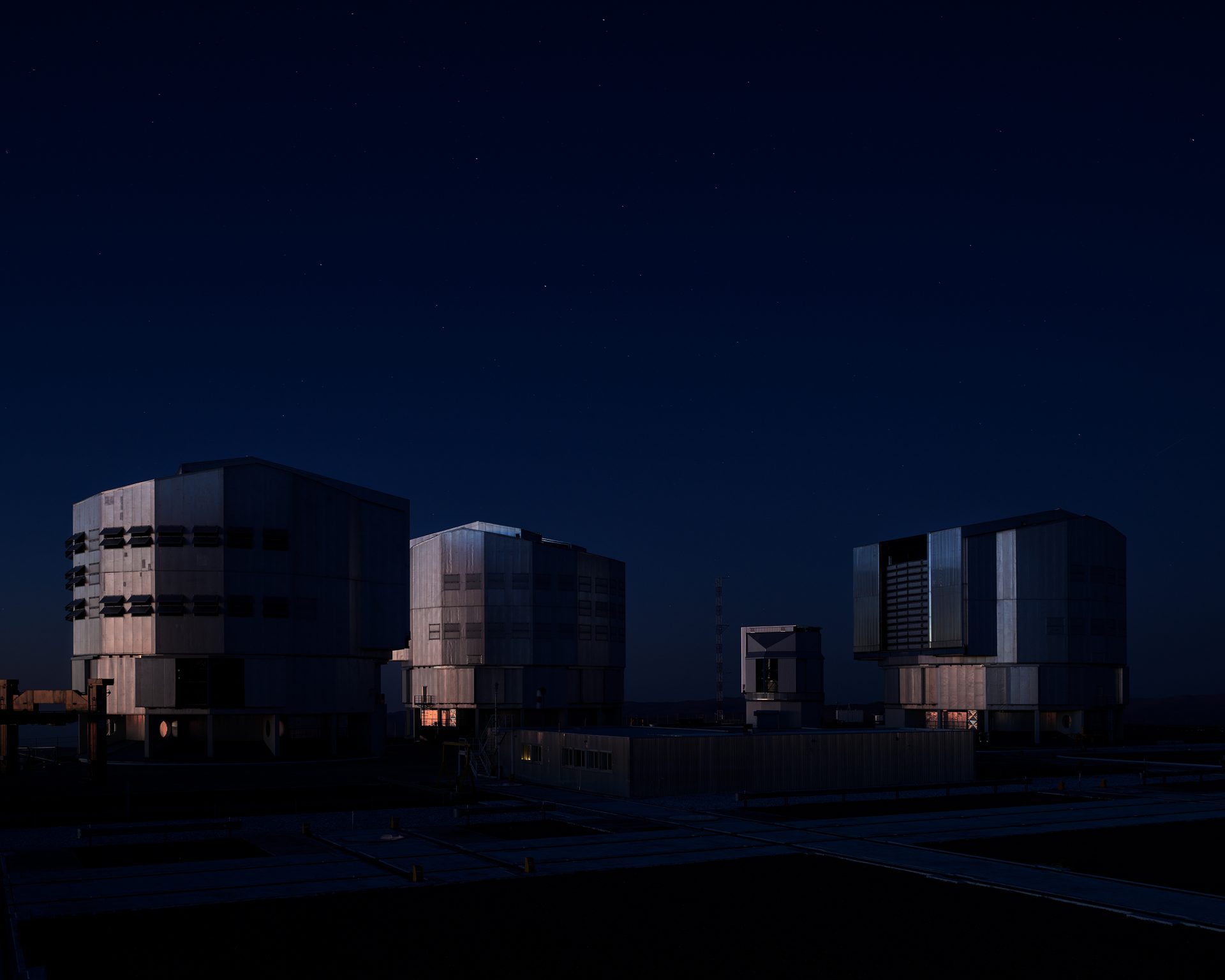 Composição noturna de arquitetura moderna registrada por Benedict Redgrove